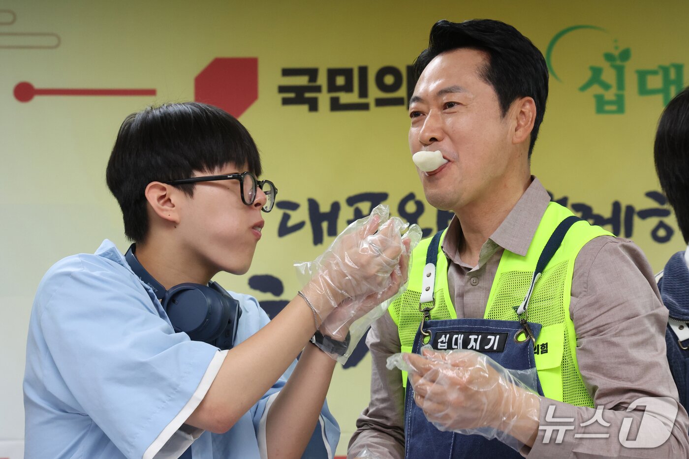 본문 이미지 - 장동혁 국민의힘 대표가 23일 경기 의정부시 청소년비전센터 십대지기에서 열린 '추석 맞이 청년레드윙 봉사활동'에서 참석자들과 송편을 맛보고 있다. 2026.9.23 ⓒ 뉴스1 황기선 기자