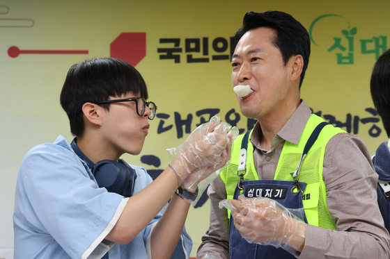 송편 맛보는 장동혁 대표