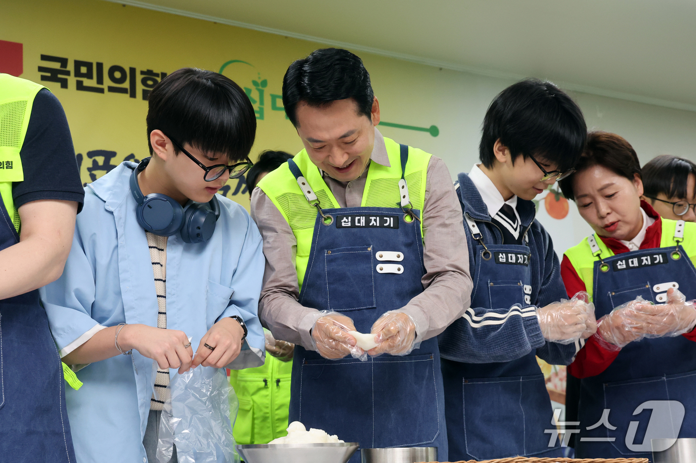 (의정부=뉴스1) 황기선 기자 = 장동혁 국민의힘 대표가 23일 경기 의정부시 청소년비전센터 십대지기에서 열린 '추석 맞이 청년레드윙 봉사활동'에서 참석자들과 송편을 만들고 있다. …