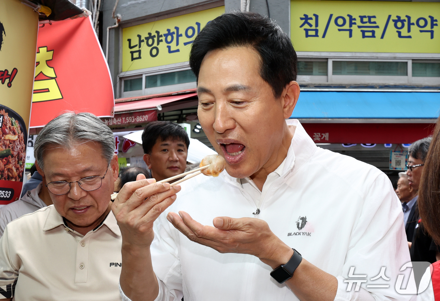 (서울=뉴스1) 최지환 기자 = 오세훈 서울시장이 추석을 앞둔 23일 서울 동작구 남성사계시장을 찾아 한 만두를 먹고 있다. 2026.9.23/뉴스1