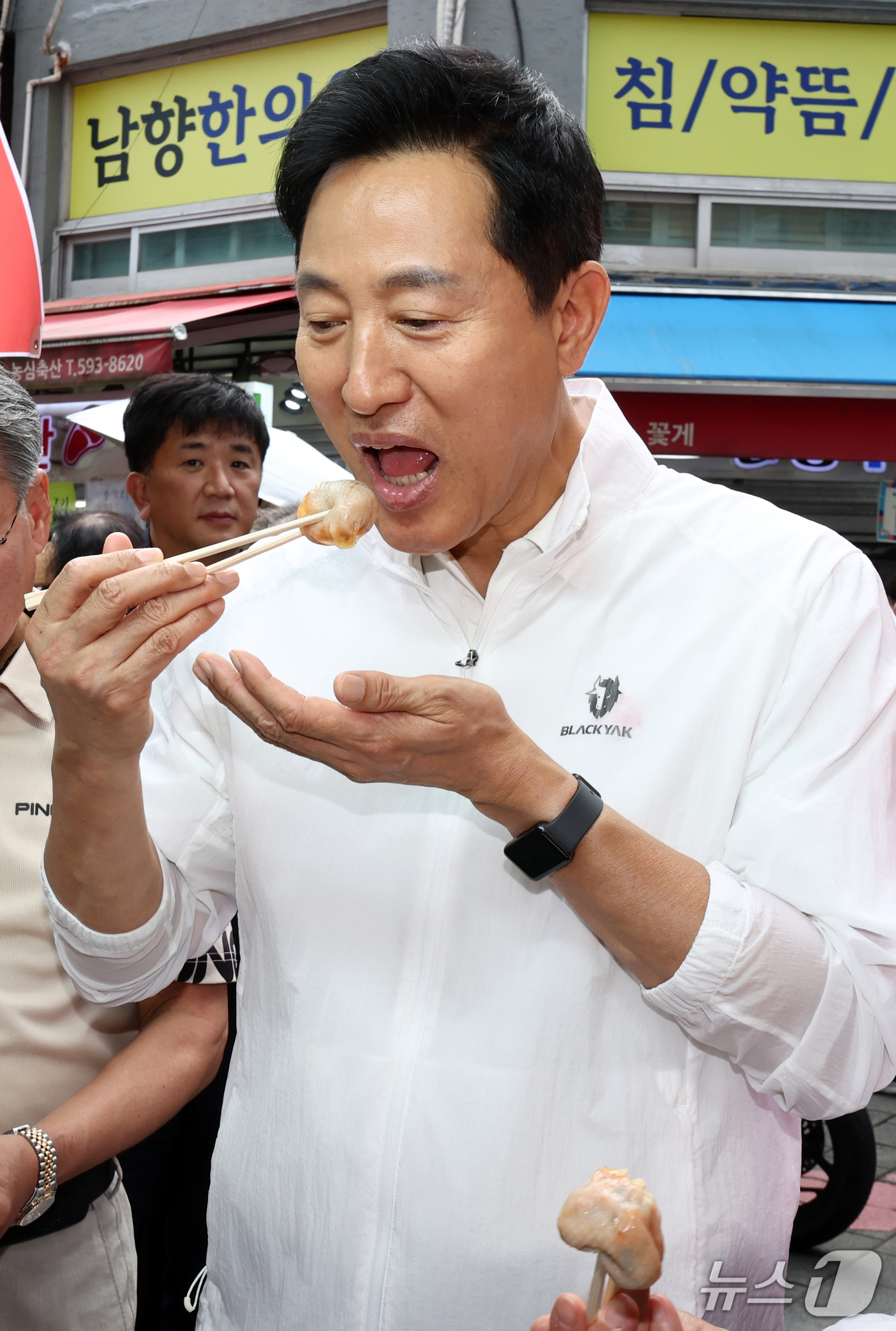 (서울=뉴스1) 최지환 기자 = 오세훈 서울시장이 추석을 앞둔 23일 서울 동작구 남성사계시장을 찾아 한 만두를 먹고 있다. 2026.9.23/뉴스1