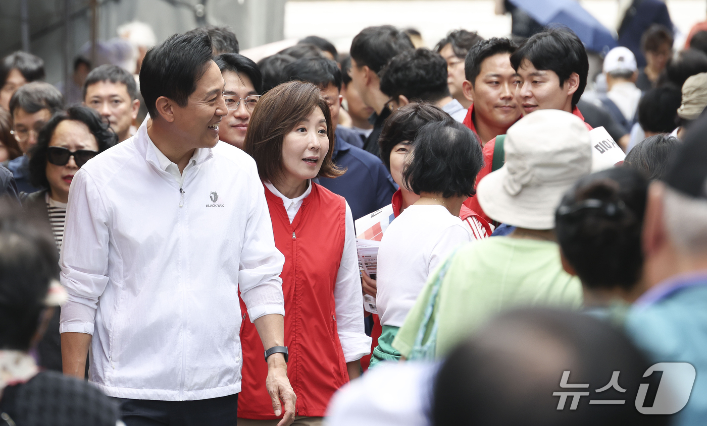 (서울=뉴스1) 최지환 기자 = 오세훈 서울시장과 나경원 국민의힘 의원이 추석을 앞둔 23일 서울 동작구 남성사계시장을 찾아 민생 현장을 점검하고 있다. (공동취재) 2026.9. …