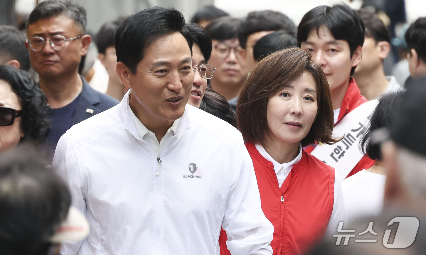 (서울=뉴스1) 최지환 기자 = 오세훈 서울시장과 나경원 국민의힘 의원이 추석을 앞둔 23일 서울 동작구 남성사계시장을 찾아 민생 현장을 점검하고 있다. (공동취재) 2026.9. …