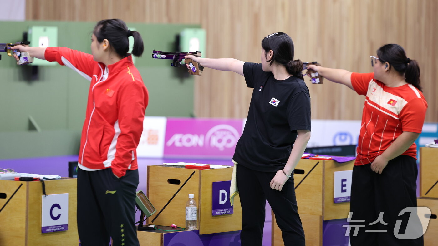 본문 이미지 - 대한민국 추가은이 23일 일본 도요타시 아이치현 종합사격장에서 열린 2026 아이치·나고야 아시안게임 사격 여자 10m 공기권총 개인전 결선에서 총구를 과녁에 겨누고 있다. 2026.9.23 ⓒ 뉴스1 안은나 기자
