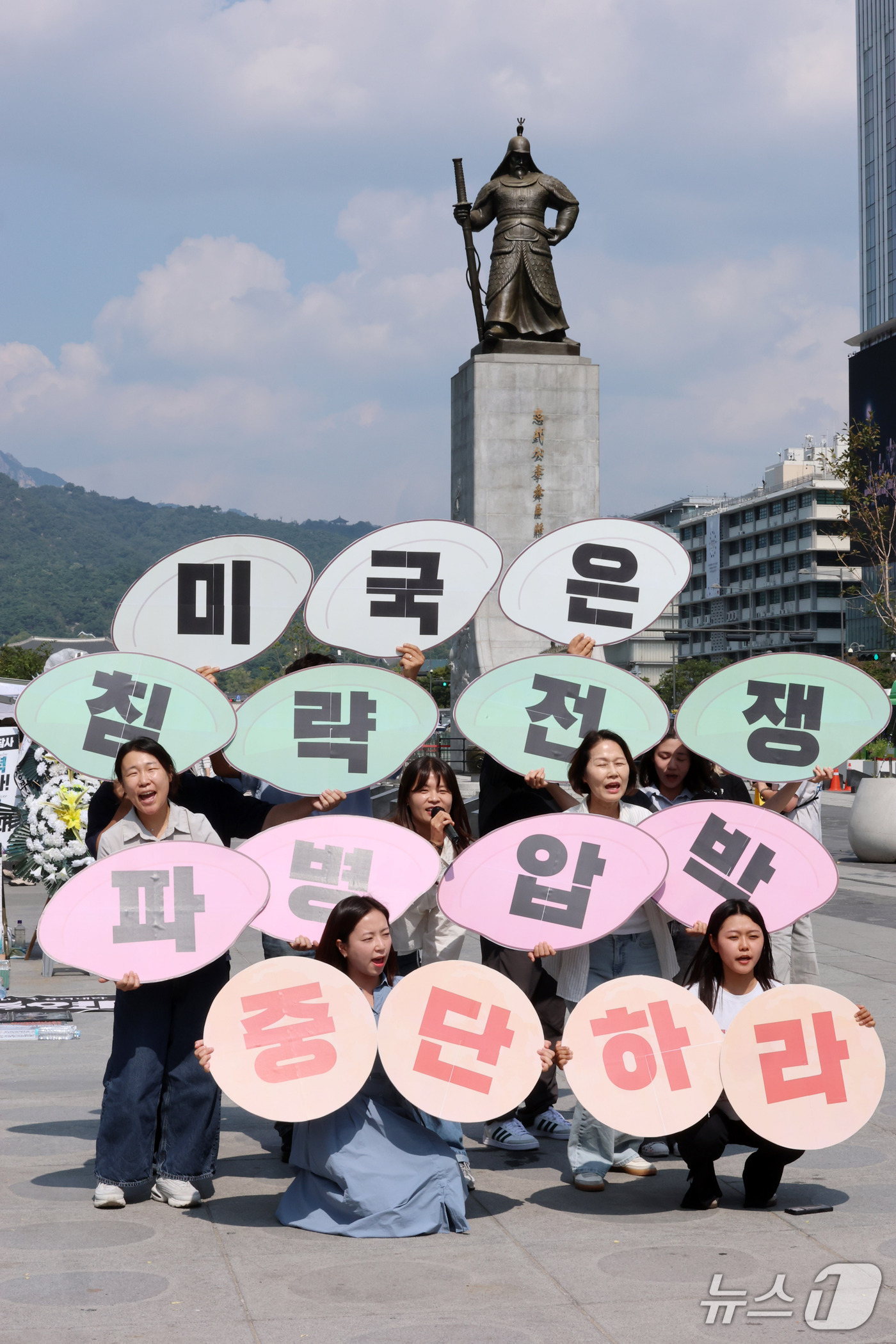 (서울=뉴스1) 박세연 기자 = 평화주권행동 평화너머 활동가들이 23일 오후 광화문광장 이순신동상 앞에서 호르무즈 파병 반대를 촉구하며 피켓을 들고 구호를 외치고 있다. 2026. …