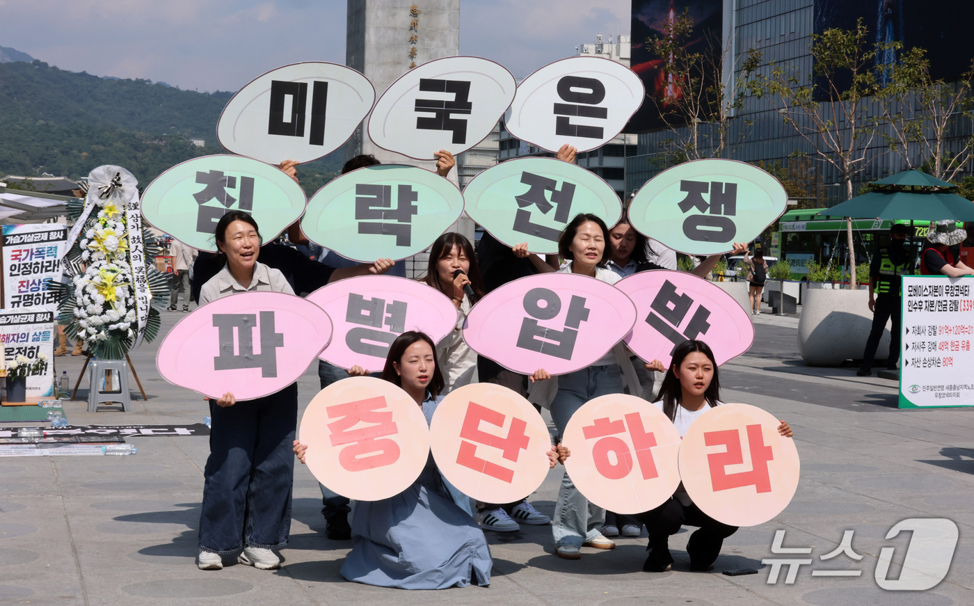 (서울=뉴스1) 박세연 기자 = 평화주권행동 평화너머 활동가들이 23일 오후 광화문광장 이순신동상 앞에서 호르무즈 파병 반대를 촉구하며 피켓을 들고 구호를 외치고 있다. 2026. …