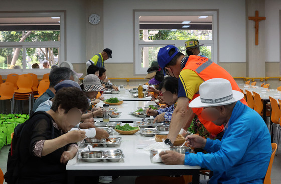 추석 연휴 무료급식소 줄줄이 휴관…취약 노인 '끼니 걱정'