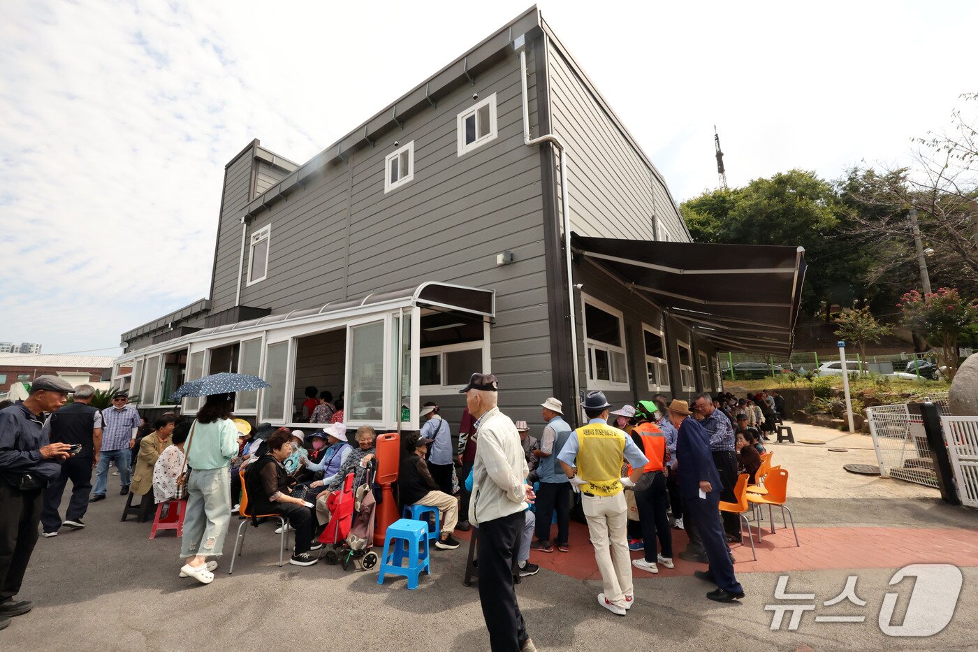 본문 이미지 - 추석 연휴를 하루 앞둔 23일 전남광주 남구 분도와안나 개미꽃동산에서 노인들이 무료급식을 기다리고 있다. 이날 급식소에는 평소보다 100명가량 많은 노인 400명이 찾았다. ⓒ 뉴스1 박지현 기자