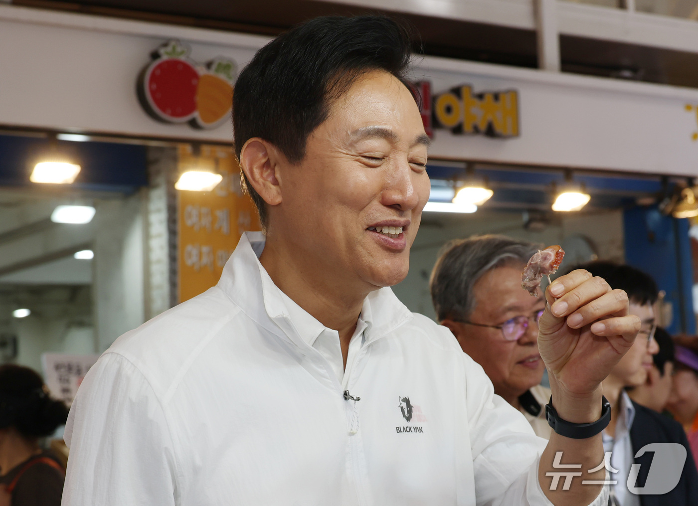 (서울=뉴스1) 최지환 기자 = 오세훈 서울시장이 추석을 앞둔 23일 서울 동작구 남성사계시장을 찾아 족발을 시식하고 있다. (공동취재) 2026.9.23/뉴스1