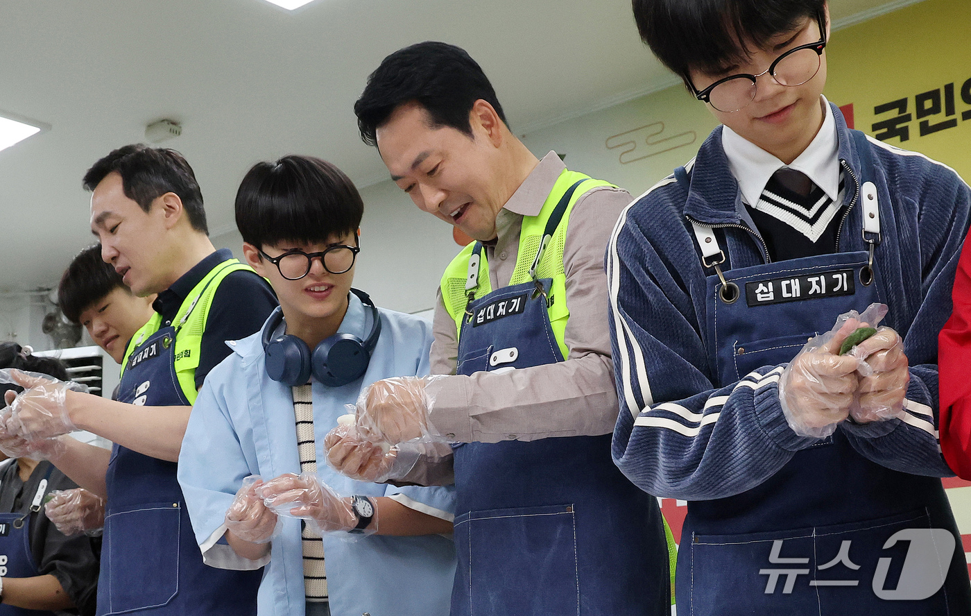 (의정부=뉴스1) 황기선 기자 = 장동혁 국민의힘 대표가 23일 경기 의정부시 청소년비전센터 십대지기에서 열린 '추석 맞이 청년레드윙 봉사활동'에서 참석자들과 송편을 만들고 있다. …