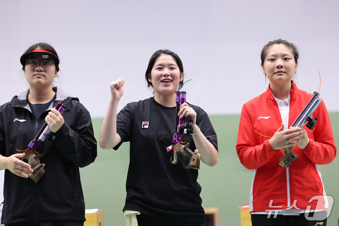 본문 이미지 - 대한민국 추가은이 23일 일본 도요타시 아이치현 종합사격장에서 열린 2026 아이치·나고야 아시안게임 사격 여자 10m 공기권총 개인전 결선에서 금메달을 확정 후 미소 짓고 있다. 2026.9.23 ⓒ 뉴스1 안은나 기자