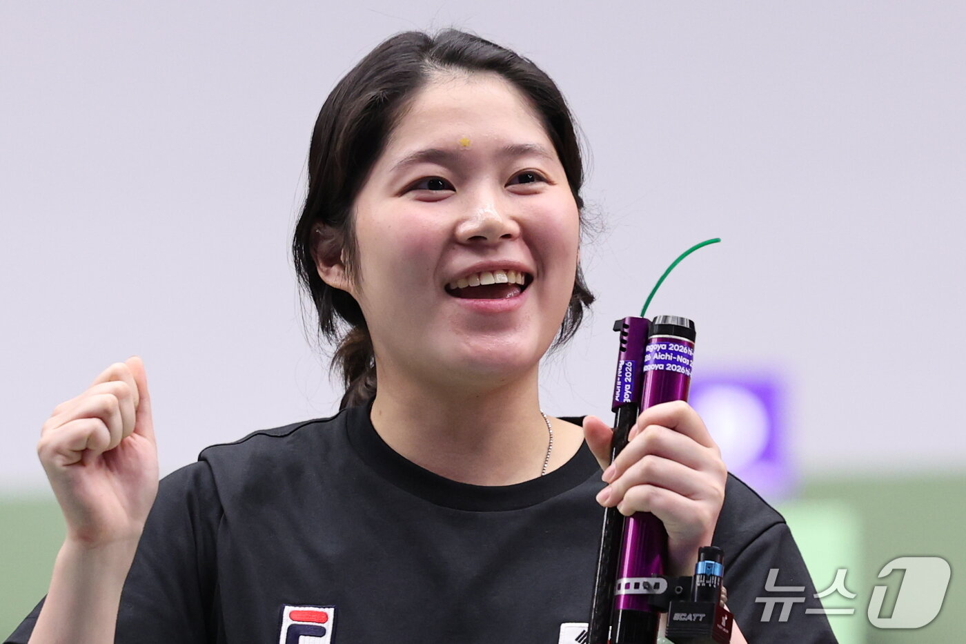 본문 이미지 - 대한민국 추가은이 23일 일본 도요타시 아이치현 종합사격장에서 열린 2026 아이치·나고야 아시안게임 사격 여자 10m 공기권총 개인전 결선에서 금메달을 확정 후 미소 짓고 있다. 2026.9.23 ⓒ 뉴스1 안은나 기자