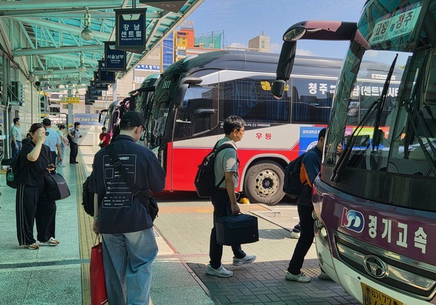 추석 귀성 시작됐다…역·터미널 '북적' 고속도로 벌써 '답답'