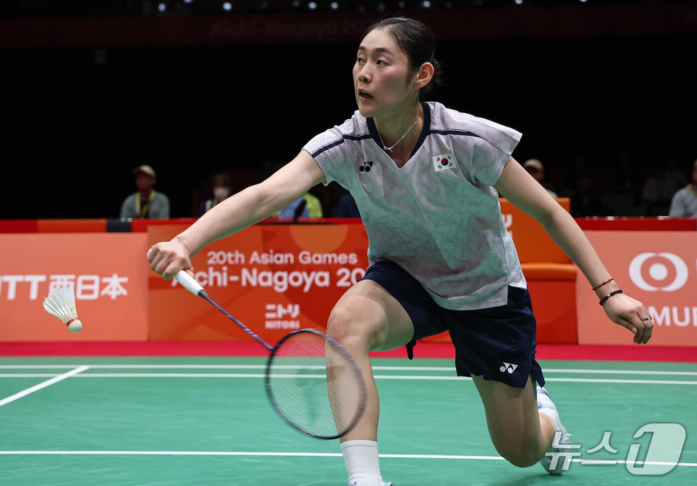 본문 이미지 - 23일 일본 아이치현 이치노미야시립 종합체육관에서 열린 2026 아이치·나고야 아시안게임 배드민턴 여자 단체 준결승 대한민국과 일본의 경기, 대한민국 심유진이 일본 미야자키 토마카와 경기를 하고 있다. 2026.9.23 ⓒ 뉴스1 김도우 기자