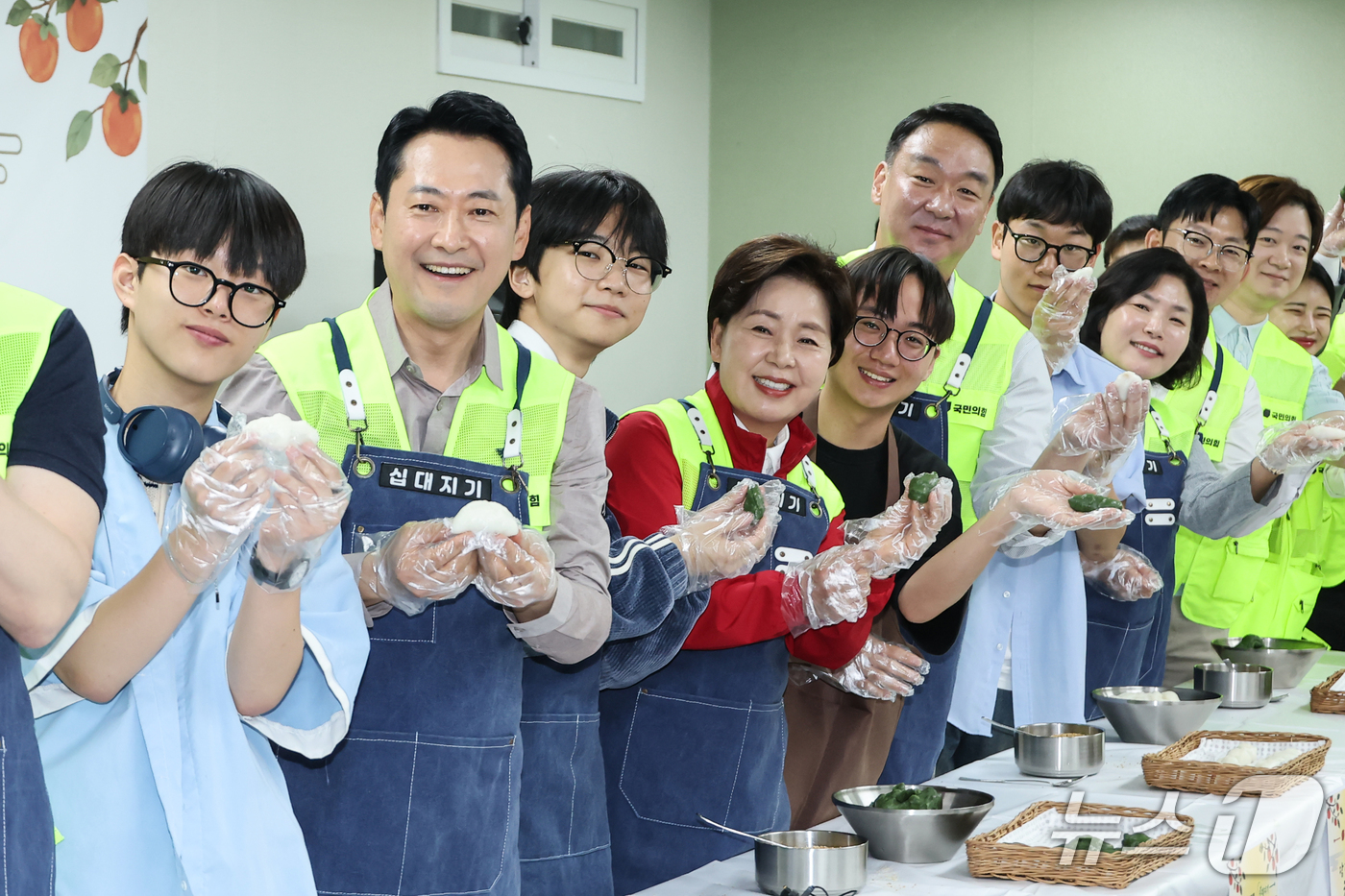 (의정부=뉴스1) 황기선 기자 = 장동혁 국민의힘 대표가 23일 경기도 의정부시 청소년비전센터 십대지기에서 열린 '추석 맞이 청년레드윙 봉사활동'에서 청소년들과 함께 송편을 빚은 …