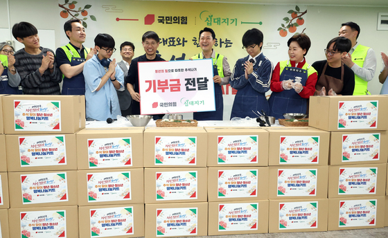 청소년센터에 기부금 전달하는 장동혁 대표