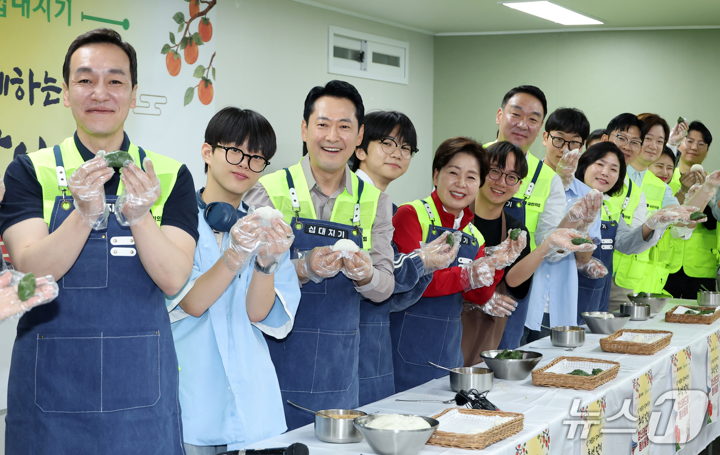 (의정부=뉴스1) 황기선 기자 = 장동혁 국민의힘 대표가 23일 경기도 의정부시 청소년비전센터 십대지기에서 열린 '추석 맞이 청년레드윙 봉사활동'에서 청소년들과 함께 송편을 빚은 …