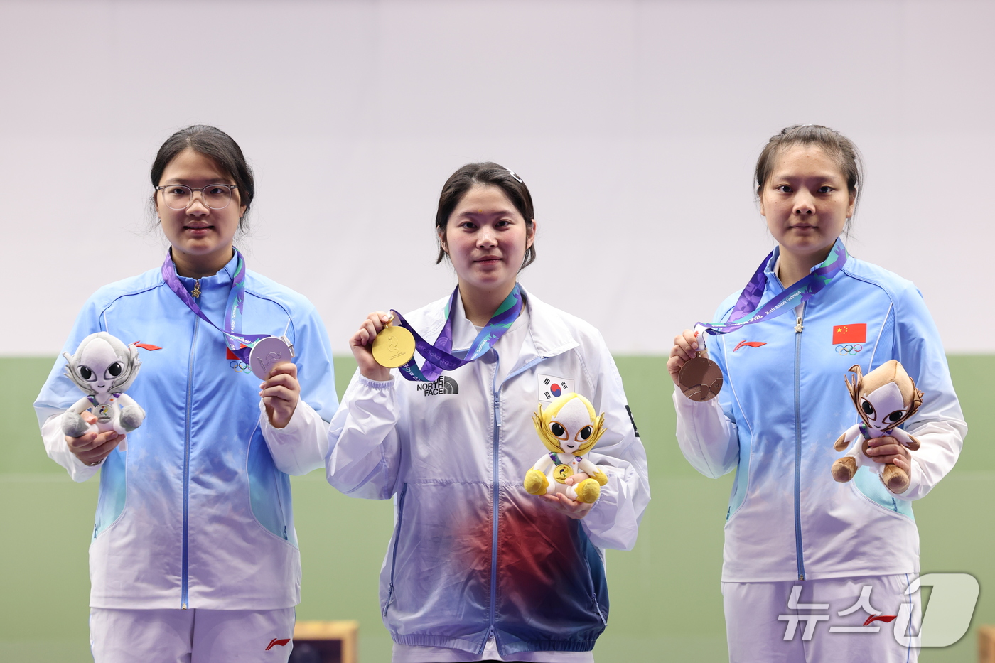 (도요타=뉴스1) 안은나 기자 = 대한민국 추가은이 23일 일본 도요타시 아이치현 종합사격장에서 열린 2026 아이치·나고야 아시안게임 사격 여자 10m 공기권총 개인전 시상식에서 …