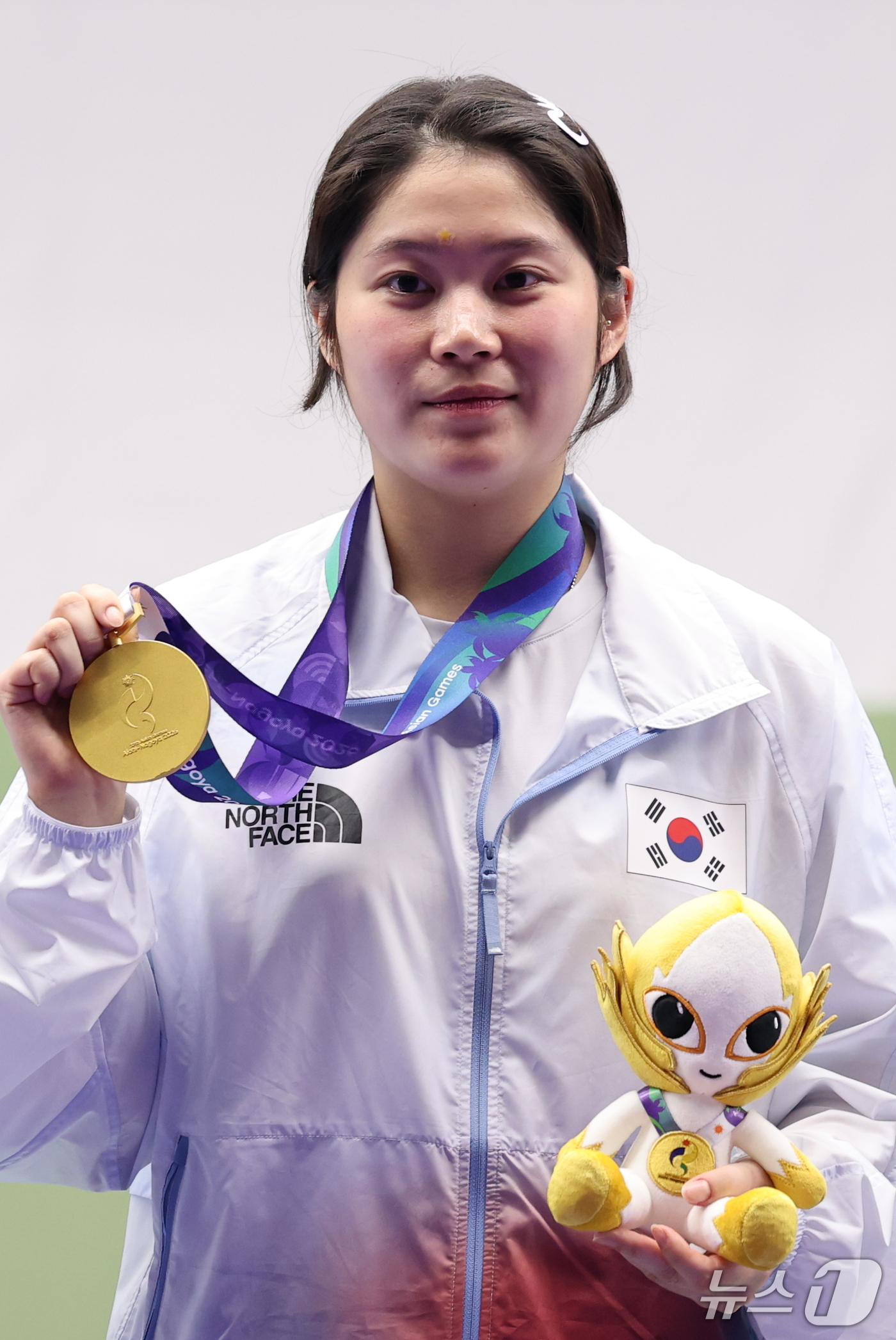(도요타=뉴스1) 안은나 기자 = 대한민국 추가은이 23일 일본 도요타시 아이치현 종합사격장에서 열린 2026 아이치·나고야 아시안게임 사격 여자 10m 공기권총 개인전에서 금메달 …