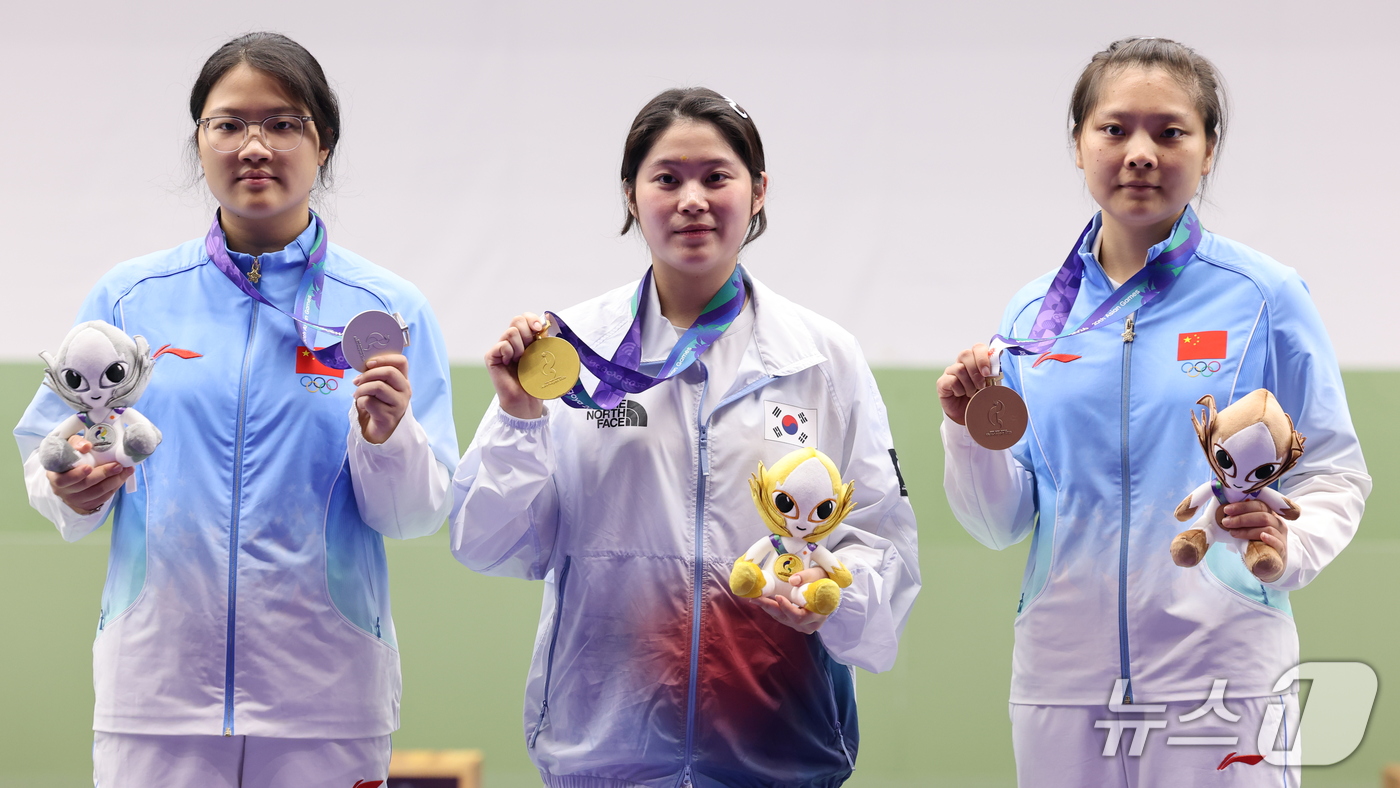 (도요타=뉴스1) 안은나 기자 = 대한민국 추가은이 23일 일본 도요타시 아이치현 종합사격장에서 열린 2026 아이치·나고야 아시안게임 사격 여자 10m 공기권총 개인전 시상식에서 …
