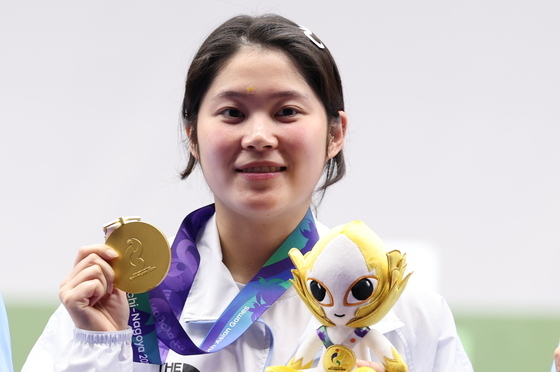 금메달 든 추가은 '사격 첫 금'