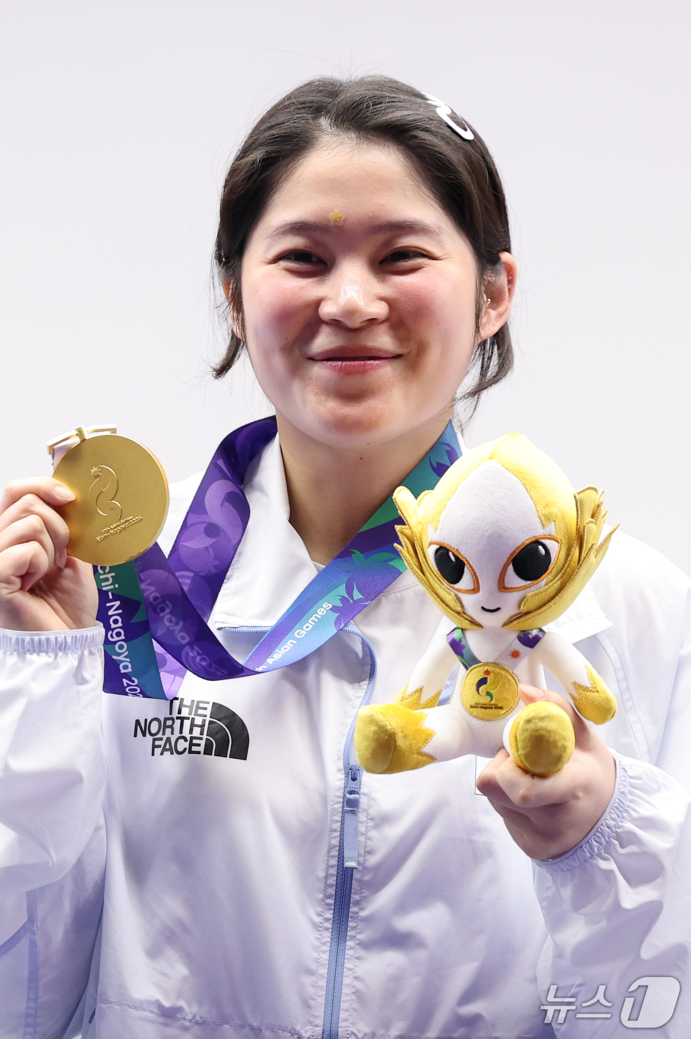 (도요타=뉴스1) 안은나 기자 = 대한민국 추가은이 23일 일본 도요타시 아이치현 종합사격장에서 열린 2026 아이치·나고야 아시안게임 사격 여자 10m 공기권총 개인전 시상식에서 …