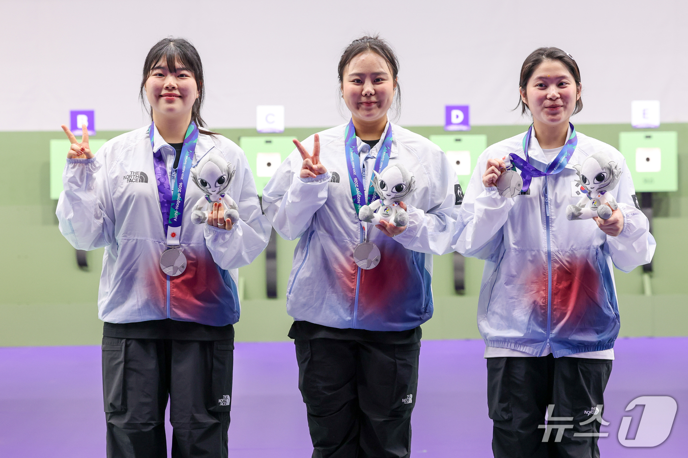 (도요타=뉴스1) 안은나 기자 = 대한민국 추가은(오른쪽부터), 김보미, 오예진이 23일 일본 도요타시 아이치현 종합사격장에서 열린 2026 아이치·나고야 아시안게임 사격 여자 1 …