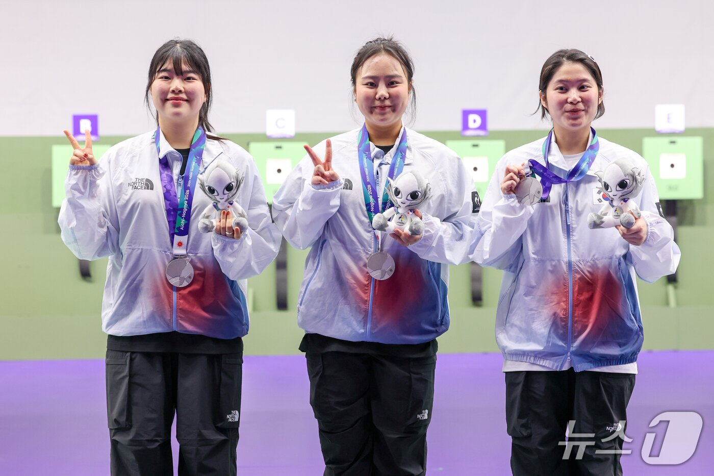 본문 이미지 - 대한민국 추가은(오른쪽부터), 김보미, 오예진이 23일 일본 도요타시 아이치현 종합사격장에서 열린 2026 아이치·나고야 아시안게임 사격 여자 10m 공기권총 단체전 결선 시상식에서 은메달을 목에 걸고 있다. 2026.9.23 ⓒ 뉴스1 안은나 기자