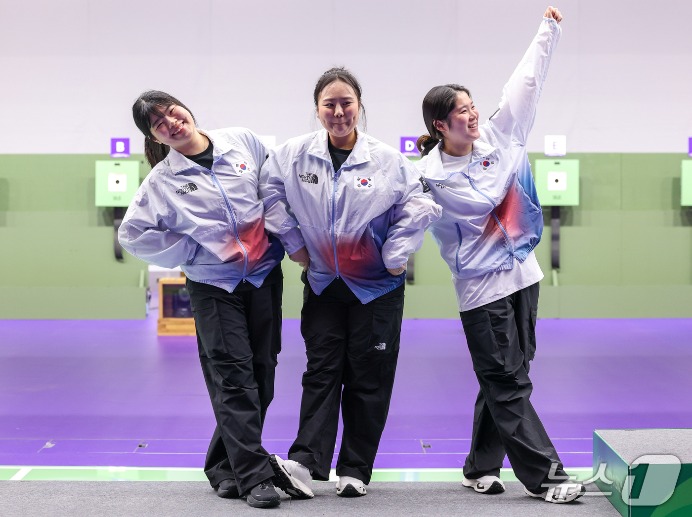 (도요타=뉴스1) 안은나 기자 = 대한민국 추가은(오른쪽부터), 김보미, 오예진이 23일 일본 도요타시 아이치현 종합사격장에서 열린 2026 아이치·나고야 아시안게임 사격 여자 1 …