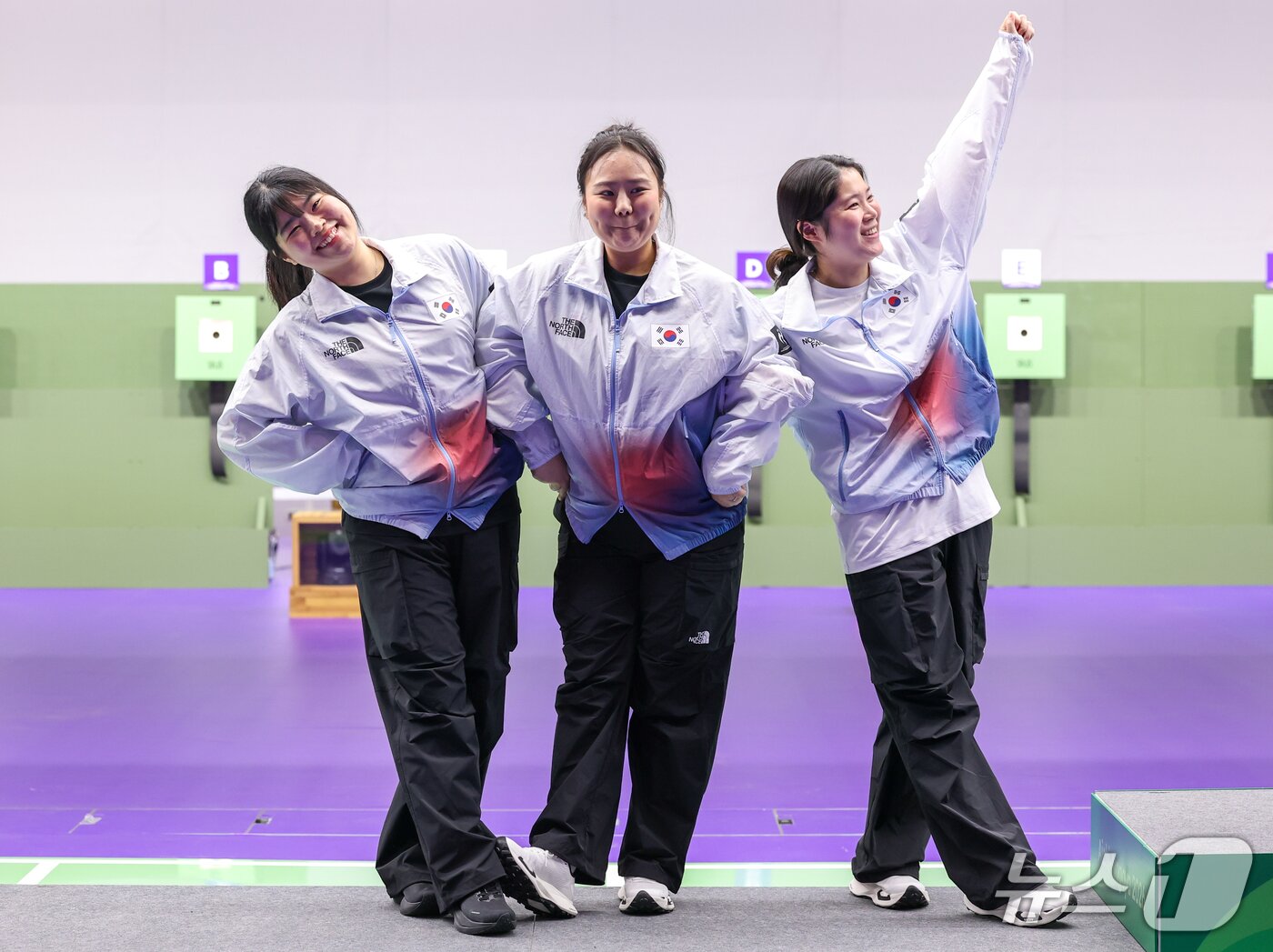 본문 이미지 - 대한민국 추가은(오른쪽부터), 김보미, 오예진이 23일 일본 도요타시 아이치현 종합사격장에서 열린 2026 아이치·나고야 아시안게임 사격 여자 10m 공기권총 단체전 결선 시상식에서 시상대에 오르며 캐릭터 '우사기' 포즈를 취하고 있다. 2026.9.23 ⓒ 뉴스1 안은나 기자