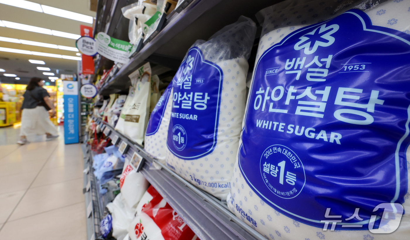 (서울=뉴스1) 김성진 기자 = 설탕과 밀가루 등 필수 먹거리 시장에서 식품 대기업들이 올해에만 15조원에 육박하는 담합을 저지르고도 과징금은 매출의 12% 수준에 그친 것으로 드 …