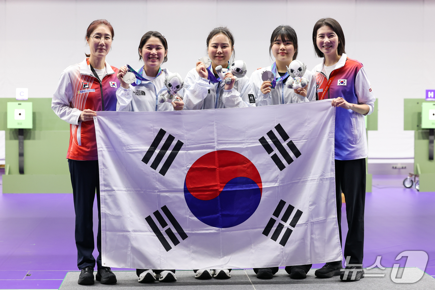 (도요타=뉴스1) 안은나 기자 = 대한민국 마서윤 코치(왼쪽부터), 추가은, 김보미, 오예진, 이호림 코치가 23일 일본 도요타시 아이치현 종합사격장에서 열린 2026 아이치·나고 …