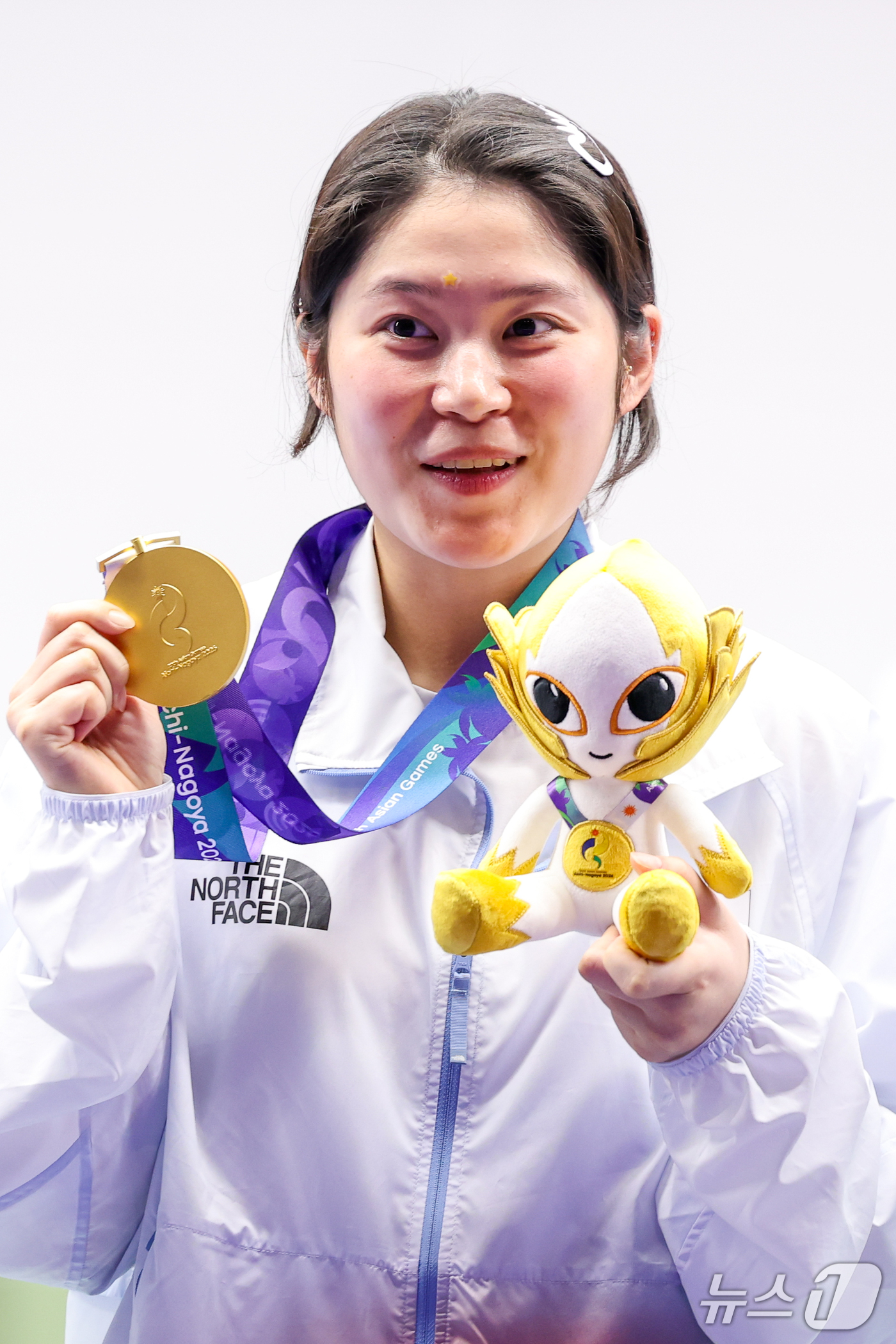(도요타=뉴스1) 안은나 기자 = 대한민국 추가은이 23일 일본 도요타시 아이치현 종합사격장에서 열린 2026 아이치·나고야 아시안게임 사격 여자 10m 공기권총 개인전 시상식에서 …