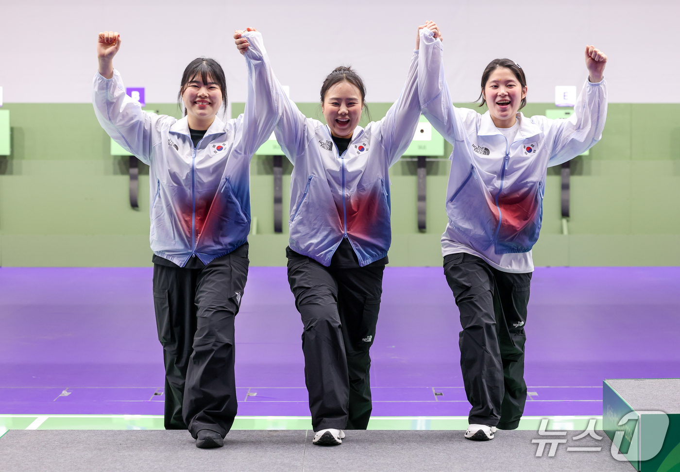 (도요타=뉴스1) 안은나 기자 = 대한민국 추가은(오른쪽부터), 김보미, 오예진이 23일 일본 도요타시 아이치현 종합사격장에서 열린 2026 아이치·나고야 아시안게임 사격 여자 1 …