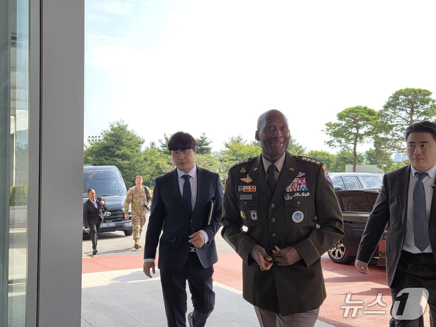 본문 이미지 - 23일 제이비어 브런슨 유엔군 사령관 겸 주한미군 사령관이 서울 용산구 국방부 청사로 들어오고 있다. 2026.09.23 ⓒ 뉴스1 김예원 기자