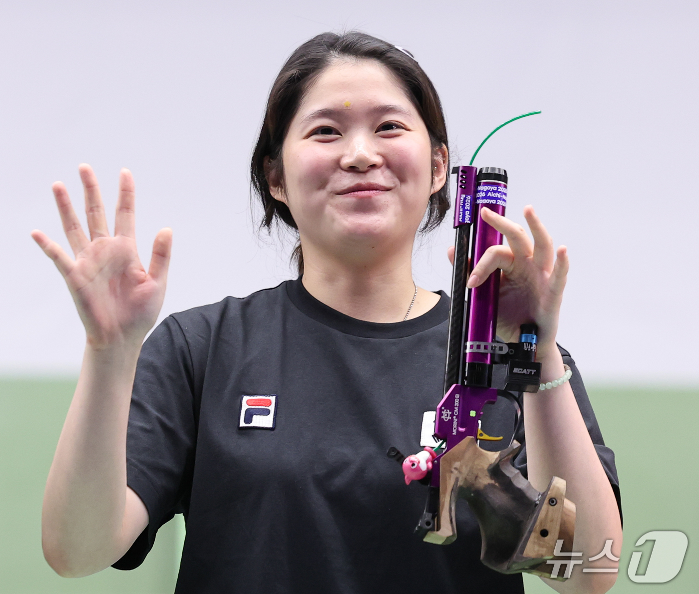 (도요타=뉴스1) 안은나 기자 = 대한민국 추가은이 23일 일본 도요타시 아이치현 종합사격장에서 열린 2026 아이치·나고야 아시안게임 사격 여자 10m 공기권총 개인전 결선에서 …