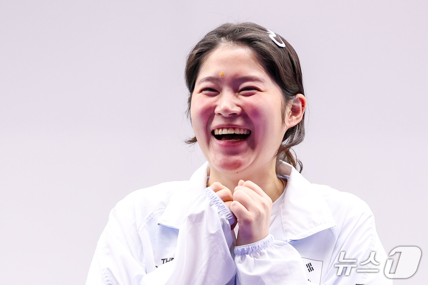 본문 이미지 - 대한민국 추가은이 23일 일본 도요타시 아이치현 종합사격장에서 열린 2026 아이치·나고야 아시안게임 사격 여자 10m 공기권총 개인전 시상식에서 금메달을 수상하기 앞서 미소짓고 있다. 2026.9.23 ⓒ 뉴스1 안은나 기자