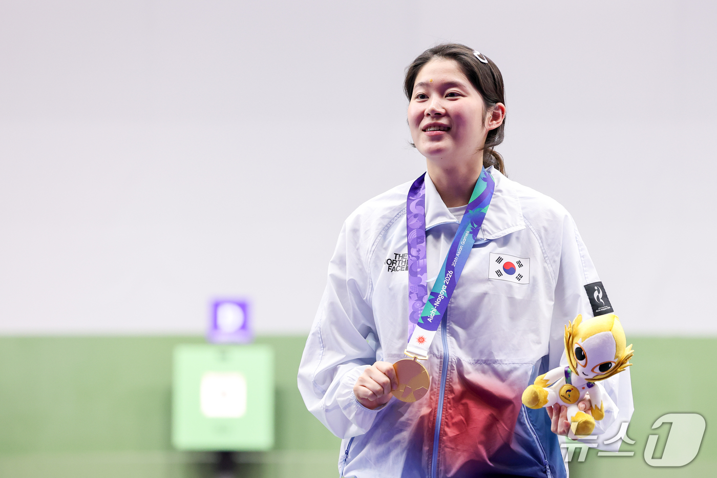 (도요타=뉴스1) 안은나 기자 = 대한민국 추가은이 23일 일본 도요타시 아이치현 종합사격장에서 열린 2026 아이치·나고야 아시안게임 사격 여자 10m 공기권총 개인전 시상식에서 …