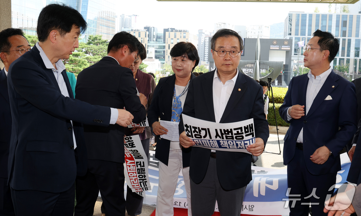 (서울=뉴스1) 김명섭 기자 = 서영교 국회 법사위원장 등 더불어민주당 국회의원들이 23일 서울 서초구 대법원에서 조희대 대법원장의  재제청 거부 관련 항의 방문하고 있다.  20 …