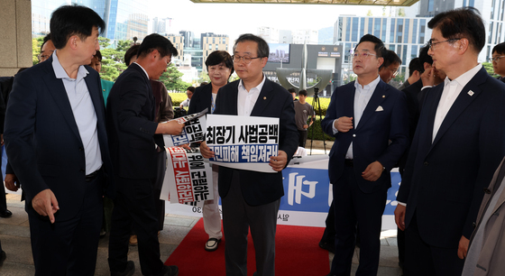 민주당, 대법원 항의 방문
