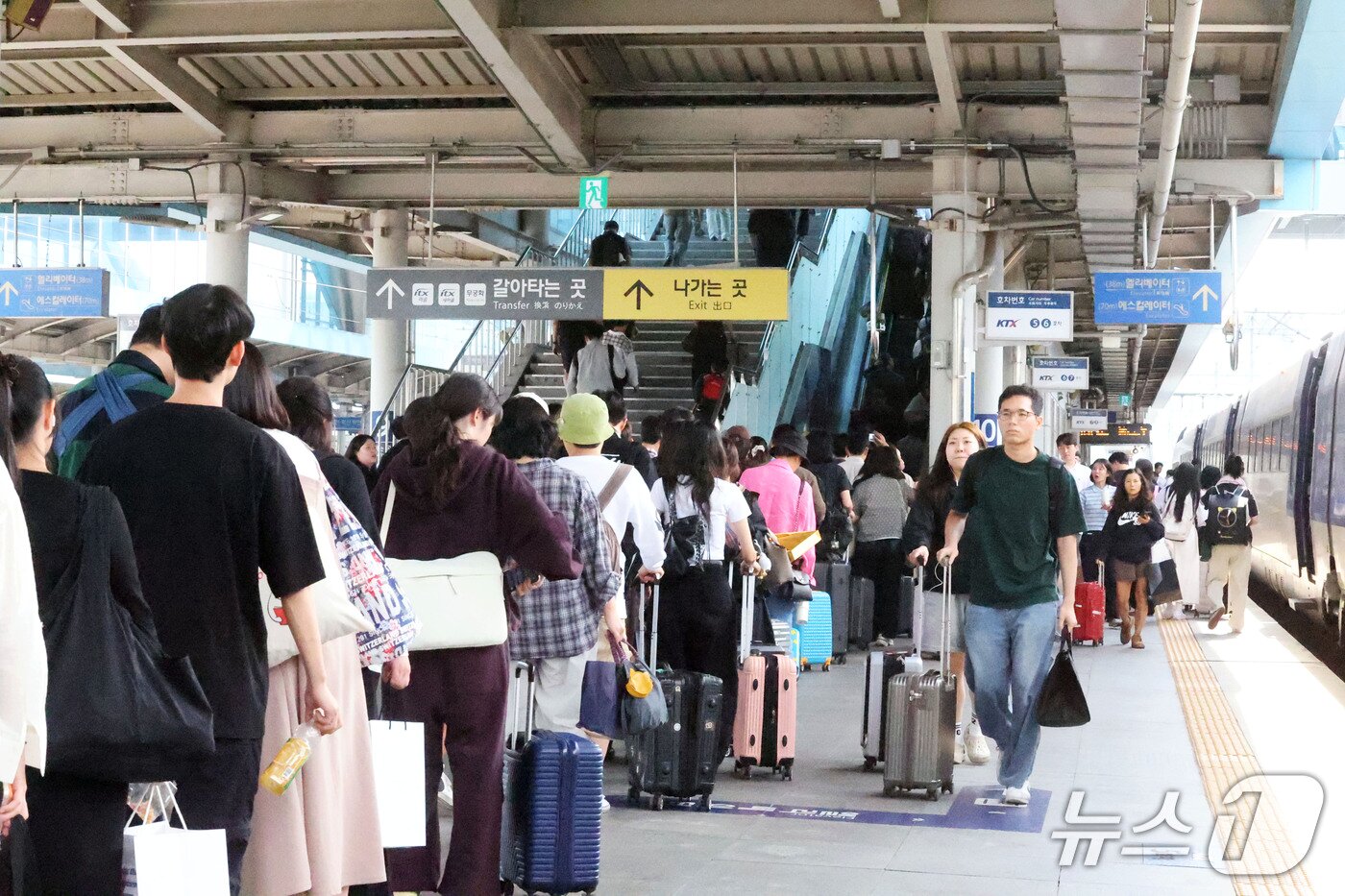 본문 이미지 - 23일 오후 전남광주 광산구 광주송정역에서 추석 연휴를 앞두고 고향을 찾은 귀성객들이 이동하고 있다. 2026.9.23 ⓒ 뉴스1 조수민 기자