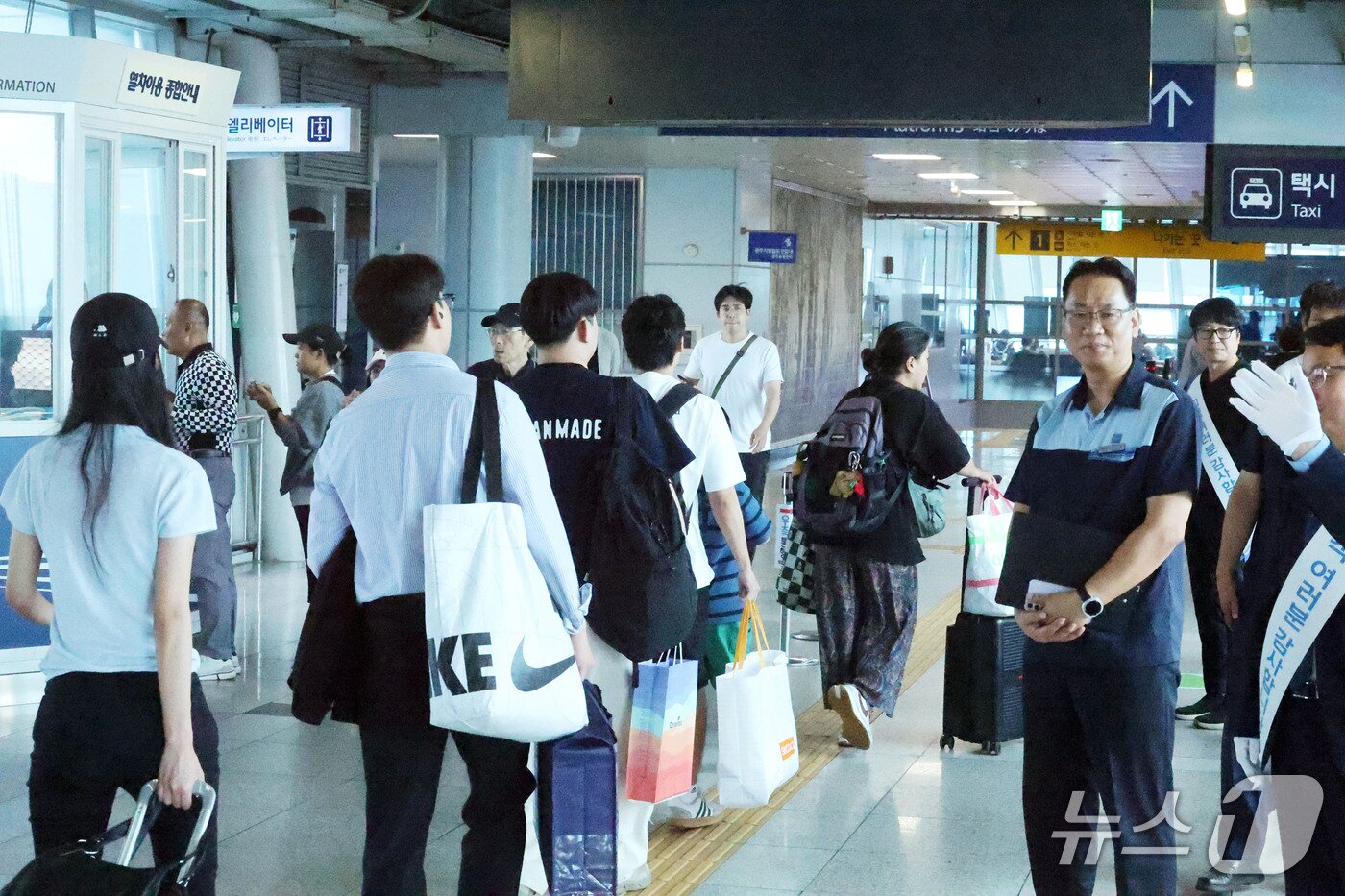 본문 이미지 - 23일 오후 전남광주 광산구 광주송정역에서 추석 연휴를 앞두고 고향을 찾은 귀성객들이 이동하고 있다. 2026.9.23 ⓒ 뉴스1 조수민 기자