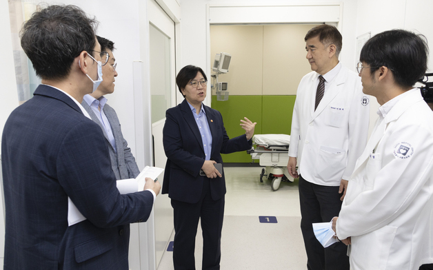 추석 연휴 응급실 어쩌나…정은경, 서울의료원서 응급의료 점검