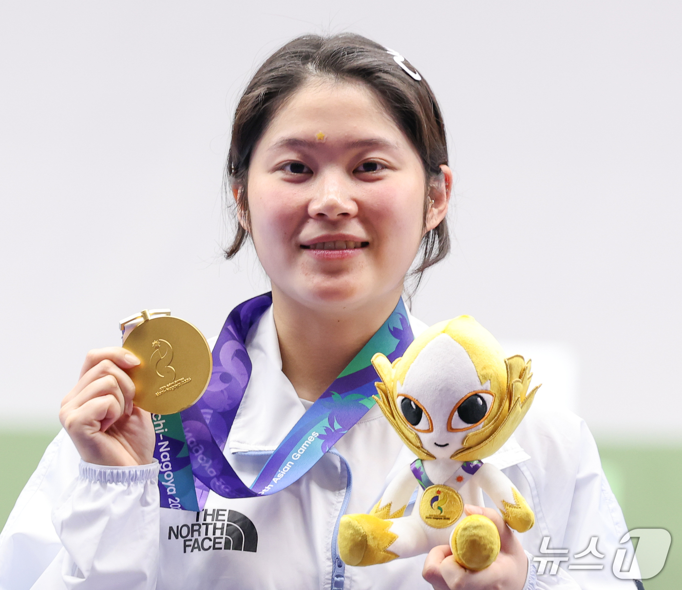 (도요타=뉴스1) 안은나 기자 = 대한민국 추가은이 23일 일본 도요타시 아이치현 종합사격장에서 열린 2026 아이치·나고야 아시안게임 사격 여자 10m 공기권총 개인전 시상식에서 …