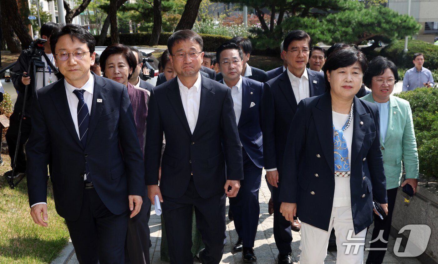 본문 이미지 - 한병도 더불어민주당 원내대표, 서영교 국회 법사위원장 등 더불어민주당 국회의원들이 23일 서울 서초구 대법원에서 조희대 대법원장의 재제청 거부 관련 항의 방문하고 있다. 2026.9.23 ⓒ 뉴스1 김명섭 기자