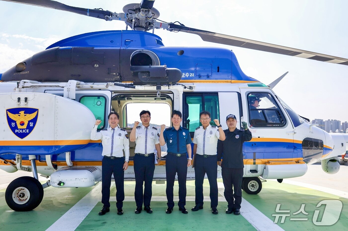 본문 이미지 -  이승협 경기북부경찰청장이 추석 연휴를 하루 앞둔 22일 경찰 헬기 앞에서 직원들과 기념사진을 찍고 있다. (경기북부경찰청 제공. 재판매 및 DB 금지)/뉴스1