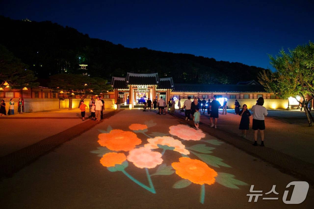 본문 이미지 - 수원 화성행궁 야간개장 '달빛화담'.(경기관광공사 제공. 재판매 및 DB 금지) 2026.9.24/뉴스1