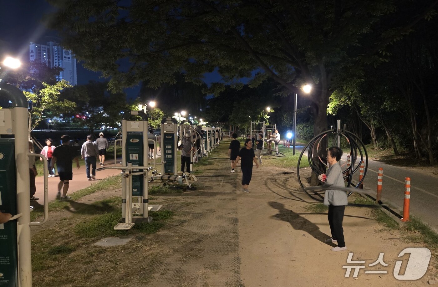 본문 이미지 - 23일 밤 대구 신천변에서 시민들이 야외 운동기구를 이용하거나 산책을 하며 선선한 가을 날씨를 즐기고 있다. 2026.9.23 ⓒ 뉴스1 이성덕 기자