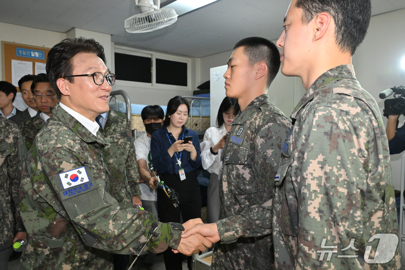(김포=뉴스1) 국회사진기자단 = 김민석 더불어민주당 대표가 23일 경기도 김포 인근의 공군 8542부대를 방문해 전입 신병들과 악수하고 있다. 2026.9.23/뉴스1