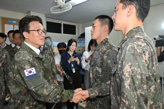 與, 추석 민심 챙기고 장병 격려…용산역 귀성길·공군 부대 방문(종합)